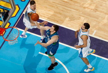 NEW ORLEANS - FEBRUARY 08:  Kevin Love #42 of the Minnesota Timberwolves makes a shot around Ryan Bowen #40 of the New Orleans Hornets on February 8, 2009 in New Orleans, Louisiana.  NOTE TO USER: User expressly acknowledges and agrees that, by downloading and/or using this Photograph, user is consenting to the terms and conditions of the Getty Images License Agreement.  (Photo by Chris Graythen/Getty Images)