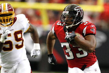 ATLANTA - NOVEMBER 08:  Michael Turner #33 of the Atlanta Falcons rushes upfield past London Fletcher #59 of the Washington Redskins at Georgia Dome on November 8, 2009 in Atlanta, Georgia.  (Photo by Kevin C. Cox/Getty Images)