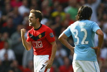 MANCHESTER, ENGLAND - SEPTEMBER 20:  Michael Owen of Manchester United celebrates scoring the winning goal in injury time during the Barclays Premier League match between Manchester United and Manchester City at Old Trafford on September 20, 2009 in Manchester, England.  (Photo by Alex Livesey/Getty Images)