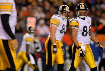 DENVER - NOVEMBER 09:  Hines Ward #86 and the receiving crew of the Pittsburgh Steelers look toward quarterback Ben Roethlisberger for direction against the Denver Broncos during NFL action at Invesco Field at Mile High on November 9, 2009 in Denver, Colorado. The Steelers defeated the Broncos 28-10.  (Photo by Doug Pensinger/Getty Images)