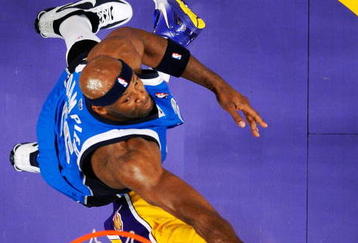 LOS ANGELES, CA - OCTOBER 30:  Lamar Odom #7 of the Los Angeles Lakers drives to the basket against Erick dampier #25 of the Dallas Mavericks during the NBA basketball game against the Dallas Mavericks at Staples Center on October 30, 2009 in Los Angeles, California.  NOTE TO USER: User expressly acknowledges and agrees that, by downloading and/or using this Photograph, user is consenting to the terms and conditions of the Getty Images License Agreement.  (Photo by Kevork Djansezian/Getty Images)