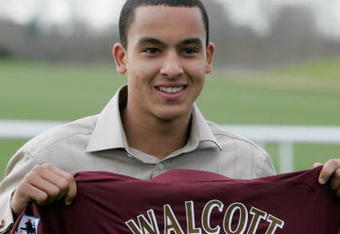 LONDON - JANUARY 20: Arsenal's new signing Theo Walcott, 16, poses for the media at the Arsenal training ground on January 20, 2006 in London, England. (Photo by Mark Thompson/Getty Images) 
