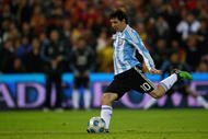 MADRID, SPAIN - NOVEMBER 14:  Lionel Messi of Argentina scores the equalizing goal from the penalty spot during the friendly International football match Spain against Argentina at the Vicente Calderon stadium in Madrid, on November 14, 2009 in Madrid, Spain.  (Photo by Clive Brunskill/Getty Images)