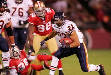 SAN FRANCISCO - NOVEMBER 12:  Running back Matt Forte #22 of the Chicago Bears runs the ball against the San Francisco 49ers at Candlestick Park on November 12, 2009 in San Francisco, California.  (Photo by Ezra Shaw/Getty Images)
