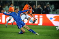 PESCARA, ITALY - NOVEMBER 14:  Giorgiio Chiellini of Italy tackles Robin van Persie of Holland during the international friendly match between Italy and Holland  at Adriatico Stadium on November 14, 2009 in Pescara, Italy.  (Photo by Massimo Cebrelli/Getty Images)