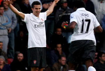 LONDON, ENGLAND - OCTOBER 25:  Robin van Persie of Arsenal celebrates after he scored the first goal during the Barclays Premier League match between West Ham United and Arsenal at Boleyn Ground on October 25, 2009 in London, England.  (Photo by Clive Rose/Getty Images)