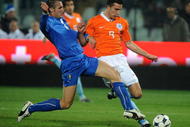 PESCARA, ITALY - NOVEMBER 14: Giorgiio Chiellini of Italy tackles Robin van Persie of Holland during the international friendly match between Italy and Holland  at Adriatico Stadium on November 14, 2009 in Pescara, Italy. (Photo by Massimo Cebrelli/Getty Images)