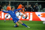 PESCARA, ITALY - NOVEMBER 14:  Giorgiio Chiellini of Italy tackles Robin van Persie of Holland during the international friendly match between Italy and Holland  at Adriatico Stadium on November 14, 2009 in Pescara, Italy.  (Photo by Massimo Cebrelli/Getty Images)