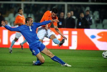 PESCARA, ITALY - NOVEMBER 14:  Giorgiio Chiellini of Italy tackles Robin van Persie of Holland during the international friendly match between Italy and Holland  at Adriatico Stadium on November 14, 2009 in Pescara, Italy.  (Photo by Massimo Cebrelli/Getty Images)