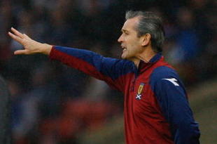 GLASGOW, SCOTLAND - SEPTEMBER 05: George Burley, coach of Scotland reacts during the FIFA 2010 World Cup Qualifier match beteween Scotland and Macedonia at Hampden Park on September 5, 2009 in Glasgow, Scotland. (Photo by Jeff J Mitchell/Getty Images)
