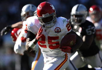 OAKLAND, CA - NOVEMBER 15:  Jamaal Charles #25 of the Kansas City Chiefs runs for a touchdown against the Oakland Raiders during an NFL game  at Oakland-Alameda County Coliseum on November 15, 2009 in Oakland, California.  (Photo by Jed Jacobsohn/Getty Images)