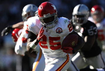 OAKLAND, CA - NOVEMBER 15:  Jamaal Charles #25 of the Kansas City Chiefs runs for a touchdown against the Oakland Raiders during an NFL game  at Oakland-Alameda County Coliseum on November 15, 2009 in Oakland, California.  (Photo by Jed Jacobsohn/Getty Images)