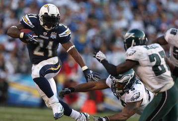 SAN DIEGO, CA - NOVEMBER 15:  Runningback LaDainian Tomlinson #21 of the San DIego Chargers runs for a gain during the game against the Philadelphia Eagles on November 15, 2009 at Qualcomm Stadium in San Diego, California. Chargers won 31-23. (Photo by Donald Miralle/Getty Images
