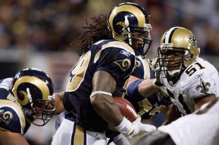ST. LOUIS - NOVEMBER 15: Steven Jackson #39 of the St. Louis Rams rushes against the New Orleans Saints at the Edward Jones Dome on November 15, 2009 in St. Louis, Missouri.  The Saints beat the Rams 28-23.  (Photo by Dilip Vishwanat/Getty Images)
