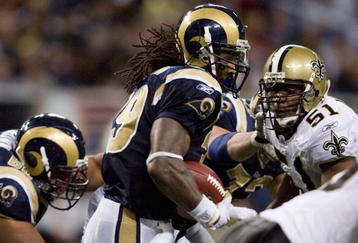 ST. LOUIS - NOVEMBER 15: Steven Jackson #39 of the St. Louis Rams rushes against the New Orleans Saints at the Edward Jones Dome on November 15, 2009 in St. Louis, Missouri.  The Saints beat the Rams 28-23.  (Photo by Dilip Vishwanat/Getty Images)