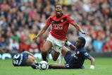MANCHESTER, ENGLAND - AUGUST 29:  Alexandre Song of Arsenal challenges Antonio Valencia of Manchester United during the Barclays Premier League match between Manchester United and Arsenal at Old Trafford on August 29, 2009 in Manchester, England.  (Photo by Laurence Griffiths/Getty Images)