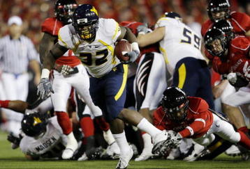 CINCINNATI - NOVEMBER 13:  Ryan Clarke #32 of the West Virginia Mountaineers rushes for a 37 yard touchdown in the second quarter of the game against the Cincinnati Bearcats in at Nippert Stadium on November 13, 2009 in Cincinnati, Ohio.  (Photo by Andy Lyons/Getty Images)