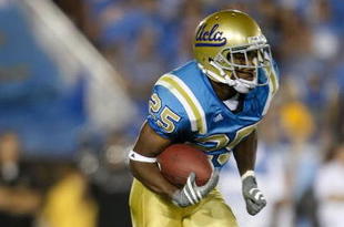 PASADENA, CA - SEPTEMBER 19: Damien Thigpen #25 of the UCLA Bruins returns with the ball against the Kansas State Wildcats at the Rose Bowl on September 19, 2009 in Pasadena, California. (Photo by Jeff Gross/Getty Images)