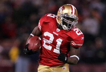 SAN FRANCISCO - NOVEMBER 12:  Frank Gore #21 of the San Francisco 49ers runs with the ball during their game against the Chicago Bears at Candlestick Park on November 12, 2009 in San Francisco, California.  (Photo by Ezra Shaw/Getty Images)
