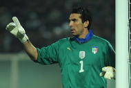 PESCARA, ITALY - NOVEMBER 14:  Gianluigi Buffon of Italy issues instructions during the international friendly match between Italy and Holland at Adriatico Stadium on November 14, 2009 in Pescara, Italy.  (Photo by Valerio Pennicino/Getty Images)