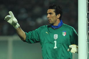 PESCARA, ITALY - NOVEMBER 14:  Gianluigi Buffon of Italy issues instructions during the international friendly match between Italy and Holland at Adriatico Stadium on November 14, 2009 in Pescara, Italy.  (Photo by Valerio Pennicino/Getty Images)