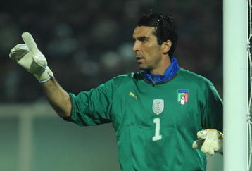 PESCARA, ITALY - NOVEMBER 14:  Gianluigi Buffon of Italy issues instructions during the international friendly match between Italy and Holland at Adriatico Stadium on November 14, 2009 in Pescara, Italy.  (Photo by Valerio Pennicino/Getty Images)