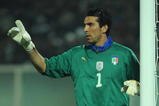 PESCARA, ITALY - NOVEMBER 14:  Gianluigi Buffon of Italy issues instructions during the international friendly match between Italy and Holland at Adriatico Stadium on November 14, 2009 in Pescara, Italy.  (Photo by Valerio Pennicino/Getty Images)