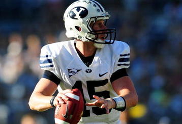 SAN DIEGO - OCTOBER 17: Max Hall #15 of BYU Cougars looks to pass the ball to teamate while playing against San Diego State Aztecs at Qualcomm Stadium on October 17, 2009 in San Diego, California.  (Photo by Jacob de Golish/Getty Images)