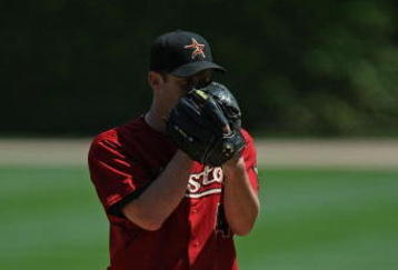 CHICAGO - MAY 16: Starting pitcher Roy Oswalt #44 of the Houston Astros looks for the catcher's sign against the Chicago Cubs on May 16, 2009 at Wrigley Field in Chicago, Illinois. The Cubs defeated the Astros 5-4. (Photo by Jonathan Daniel/Getty Images)