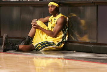 PORTLAND, OR - DECEMBER 8:  Tajuan Porter #12 of the Oregon Ducks waits to check back into the game against the Utah Utes at the Rose Garden on December 8, 2007 in Portland, Oregon. (Photo by Jonathan Ferrey/Getty Images)