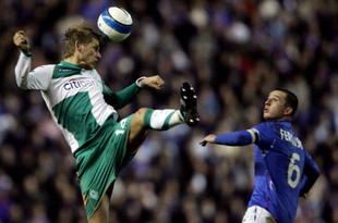GLASGOW, UNITED KINGDOM - MARCH 06:  Aaron Hunt of Werder fights for the ball wit Barry Ferguson of Rangers during the UEFA Cup Round of 16 first leg match between Rangers FC and Werder Bremen at the Ibrox Stadium on March 6, 2008 in Glasgow, Scotland.  (Photo by Friedemann Vogel/Getty Images)