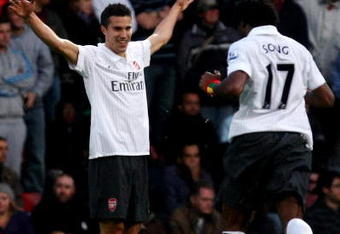 LONDON, ENGLAND - OCTOBER 25:  Robin van Persie of Arsenal celebrates after he scored the first goal during the Barclays Premier League match between West Ham United and Arsenal at Boleyn Ground on October 25, 2009 in London, England.  (Photo by Clive Rose/Getty Images)