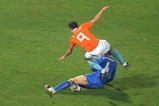 PESCARA, ITALY - NOVEMBER 14:  Giorgio Chiellini (R) of Italy and Robin Van Persie of Holand an injury during the International Friendly Match between Italy and Holland at Adriatico Stadium on November 14, 2009 in Pescara, Italy.  (Photo by Dino Panato/Getty Images)