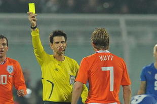 PESCARA, ITALY - NOVEMBER 14:  The refree Claudio Circhetta shows the yellow card to Dirk Kuyt of Holland  during the International Friendly Match between Italy and Holland at Adriatico Stadium on November 14, 2009 in Pescara, Italy.  (Photo by Giuseppe Bellini/Getty Images)