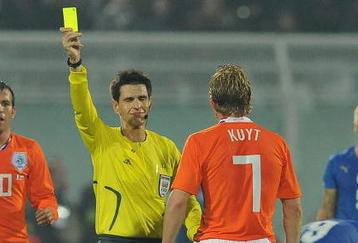 PESCARA, ITALY - NOVEMBER 14:  The refree Claudio Circhetta shows the yellow card to Dirk Kuyt of Holland  during the International Friendly Match between Italy and Holland at Adriatico Stadium on November 14, 2009 in Pescara, Italy.  (Photo by Giuseppe Bellini/Getty Images)