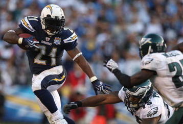 SAN DIEGO, CA - NOVEMBER 15:  Runningback LaDainian Tomlinson #21 of the San DIego Chargers runs for a gain during the game against the Philadelphia Eagles on November 15, 2009 at Qualcomm Stadium in San Diego, California. Chargers won 31-23. (Photo by Donald Miralle/Getty Images