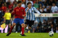 MADRID, SPAIN - NOVEMBER 14:  Lionel Messi of Argentina in action with Xabi Alonso of Spain during the friendly International football match Spain against Argentina at the Vicente Calderon stadium in Madrid, on November 14, 2009 in Madrid, Spain.  (Photo by Clive Brunskill/Getty Images)