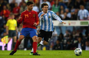 MADRID, SPAIN - NOVEMBER 14:  Lionel Messi of Argentina in action with Xabi Alonso of Spain during the friendly International football match Spain against Argentina at the Vicente Calderon stadium in Madrid, on November 14, 2009 in Madrid, Spain.  (Photo by Clive Brunskill/Getty Images)