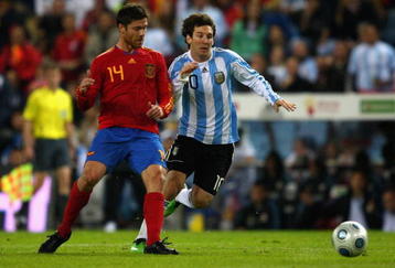 MADRID, SPAIN - NOVEMBER 14:  Lionel Messi of Argentina in action with Xabi Alonso of Spain during the friendly International football match Spain against Argentina at the Vicente Calderon stadium in Madrid, on November 14, 2009 in Madrid, Spain.  (Photo by Clive Brunskill/Getty Images)