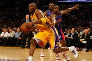 LOS ANGELES, CA - NOVEMBER 17:  Kobe Bryant #24 of the Los Angeles Lakers drives past Ben Gordon #7 of the Detroit Pistons in the second half at Staples Center on November 17, 2009 in Los Angeles, California. The Lakers defeated the Pistons 106-93.  NOTE TO USER: User expressly acknowledges and agrees that, by downloading and/or using this Photograph, user is consenting to the terms and conditions of the Getty Images License Agreement.  (Photo by Jeff Gross/Getty Images)
