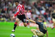 SUNDERLAND, ENGLAND - OCTOBER 17:  Andy Reid of Sunderland gets past Fabio Aurelio of Liverpool during the Barclays Premier League match between Sunderland and  Liverpool at the Stadium of Light on October 17, 2009 in Sunderland, England.  (Photo by Mike Hewitt/Getty Images)