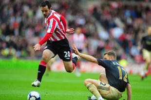 SUNDERLAND, ENGLAND - OCTOBER 17:  Andy Reid of Sunderland gets past Fabio Aurelio of Liverpool during the Barclays Premier League match between Sunderland and  Liverpool at the Stadium of Light on October 17, 2009 in Sunderland, England.  (Photo by Mike Hewitt/Getty Images)