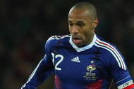 DUBLIN, IRELAND - NOVEMBER 14:  France forward  Thierry Henry races towards goal during the FIFA 2010 World Cup Qualifier play off first leg between Republic of Ireland and France at Croke Park   on November 14, 2009 in Dublin, Ireland.  (Photo by Stu Forster/Getty Images)