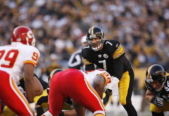 PITTSBURGH - OCTOBER 15:  Quarterback Ben Roethlisberger #7 of the Pittsburgh Steelers eyes the defense against the Kansas City Chiefs at Heinz Field on October 15, 2006 in Pittsburgh, Pennsylvania. The Steelers won the game 45-7. (Photo by Thomas E. Witte/Getty Images)