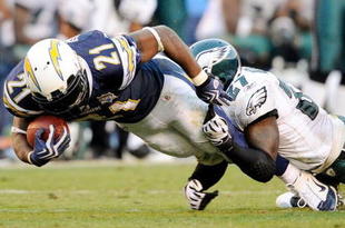 SAN DIEGO - NOVEMBER 15:  LaDainian Tomlinson #21 of the San Diego Chargers rushes against Philadelphia Eagles during the NFL football game at Qualcomm Stadium on November 15, 2009 in San Diego, California. Tomlinson scored twice  and the Chargers defeated the Eagles 31-23 to pull into a tie atop the AFC West with Denver Broncos.  (Photo by Kevork Djansezian/Getty Images)