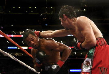 LOS ANGELES - JANUARY 24:   Shane Mosley dodges a punch from Antonio Margarito en route to Mosley's TKO in the ninth round after Margarito's corner threw in the towel during their WBA welterweight title fight on January 24, 2009 at the Staples Center in Los Angeles, California. (Photo by Donald Miralle/Getty Images)