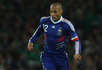 DUBLIN, IRELAND - NOVEMBER 14:  France forward  Thierry Henry races towards goal during the FIFA 2010 World Cup Qualifier play off first leg between Republic of Ireland and France at Croke Park   on November 14, 2009 in Dublin, Ireland.  (Photo by Stu Forster/Getty Images)