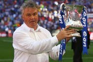LONDON, ENGLAND - MAY 30:  Chelsea Manager Guus Hiddink lifts the trophy after the FA Cup sponsored by E.ON Final match between Chelsea and Everton at Wembley Stadium on May 30, 2009 in London, England.  (Photo by Alex Livesey/Getty Images)