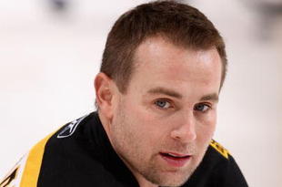 GLENDALE, AZ - OCTOBER 17:  Marc Savard #91 of the Boston Bruins warms up before the NHL game against the Phoenix Coyotes at Jobing.com Arena on October 17, 2009 in Glendale, Arizona. The Coyotes defeated the Bruins 4-1.  (Photo by Christian Petersen/Getty Images)