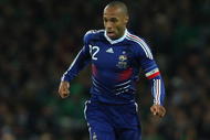 DUBLIN, IRELAND - NOVEMBER 14:  France forward  Thierry Henry races towards goal during the FIFA 2010 World Cup Qualifier play off first leg between Republic of Ireland and France at Croke Park   on November 14, 2009 in Dublin, Ireland.  (Photo by Stu Forster/Getty Images)